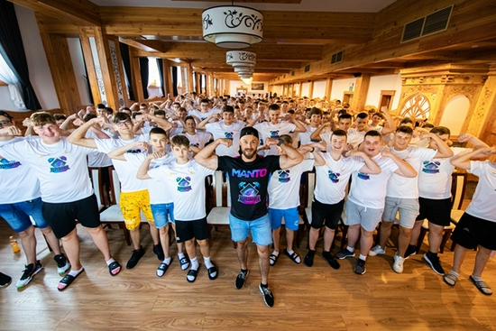 王者荣耀女英雄新壁纸与大学生恋情曝光引发热议